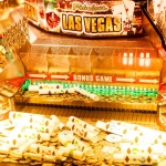 Яркий слот Sugar Rush 1000 с конфетами и сладостями на игровом поле